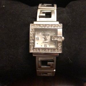 🌺Gorgeous Silver Band Watch With Rhinestones🌺